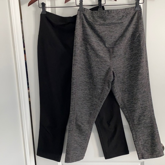 MATERNITY โข OLD NAVY โข Compression Leggings, Crops - 2 pack - Picture 1 of 13